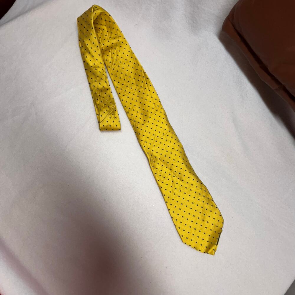 Brooks Brothers Classic Necktie - Perfect for Any Occasion‎